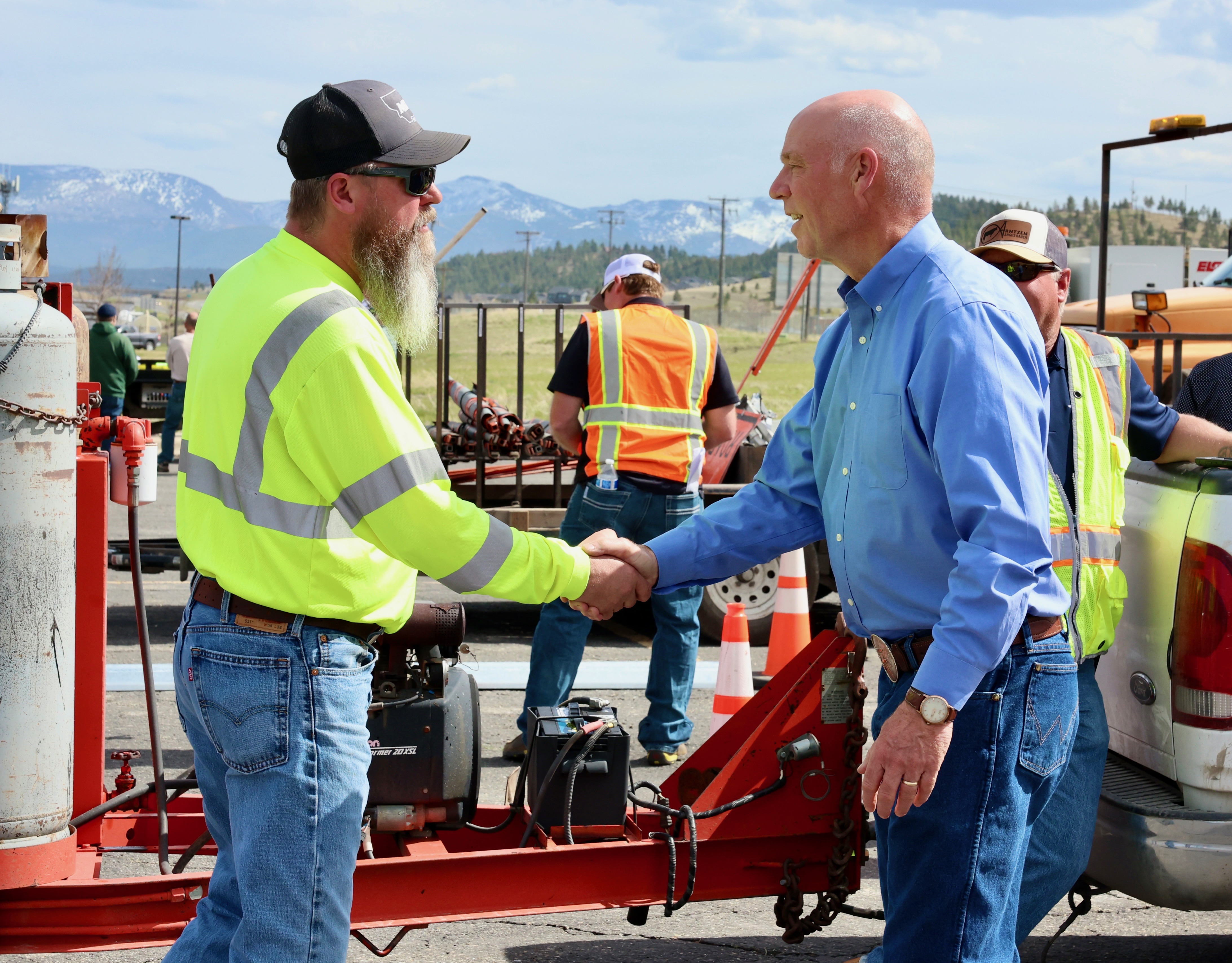 Gov. Gianforte visiting with an MDT employee at an event in Helena